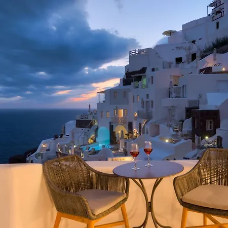 Angle Cavehouse Oia (Santorini)